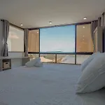 Lujoso apartamento con vista al mar